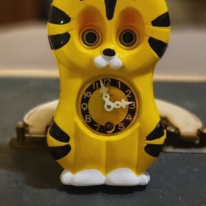 MI-KEN YELLOW TIGER CLOCK